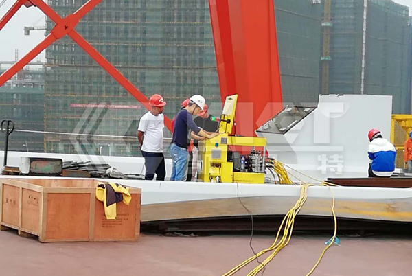 Section Adjustment of Steel Truss Girders Using Variable Frequency Synchronous Lifting Hydraulic System