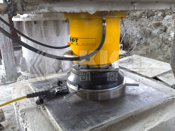 Servo-Following Hydraulic Jacks for Synchronous Lifting in Bridge Construction