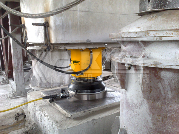 Servo-Following Hydraulic Jacks for Synchronous Lifting in Bridge Construction