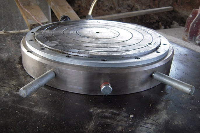 Servo-Following Hydraulic Jacks for Synchronous Lifting in Bridge Construction