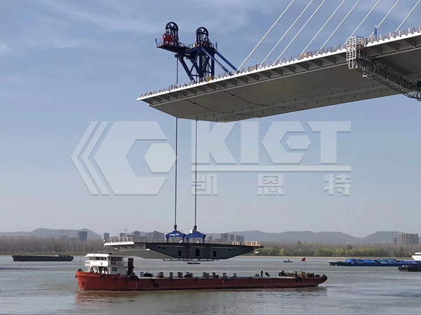 Hydraulic strand jacks for synchronous lifting and installation of steel box girders