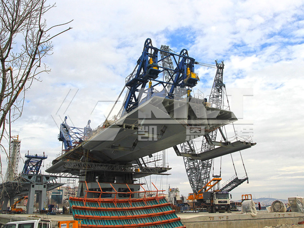 Hydraulic strand jacks for synchronous lifting and installation of steel box girders