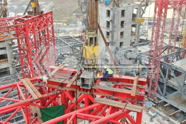 Hydraulic strand jacks for synchronous lifting of skywalks in high-rise buildings