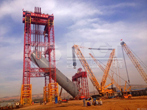 Hydraulic strand jacks for synchronized lifting during condenser installation