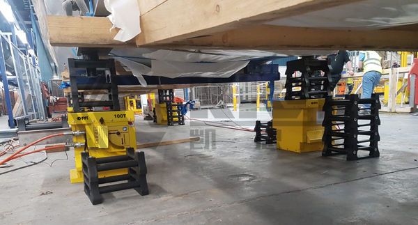 Jack-up System for Synchronous Jacking and Positioning during Heavy Equipment Assembly