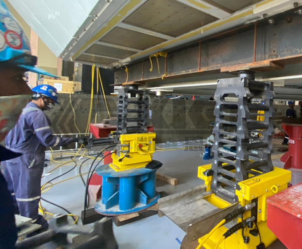 Jack-up System for Synchronous Jacking and Positioning during Heavy Equipment Assembly