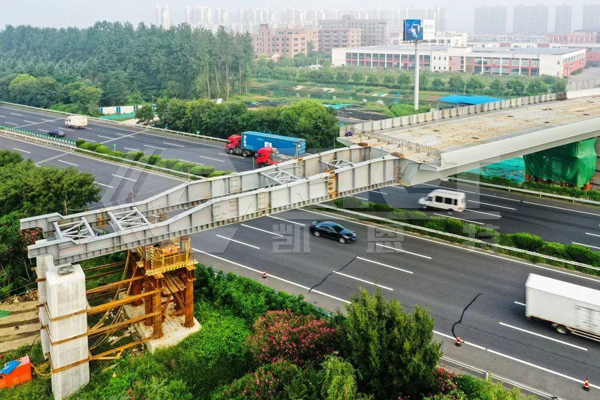 Walking intelligent lifting hydraulic system is used for synchronous lifting of steel box girder across expressways