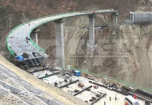 步履式智能顶推液压系统用于钢箱梁匝道同步顶推