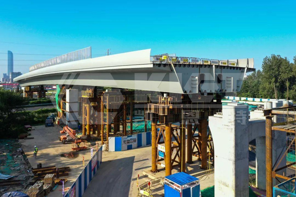 Walking intelligent lifting hydraulic system is used for synchronous lifting of steel box girder across expressways