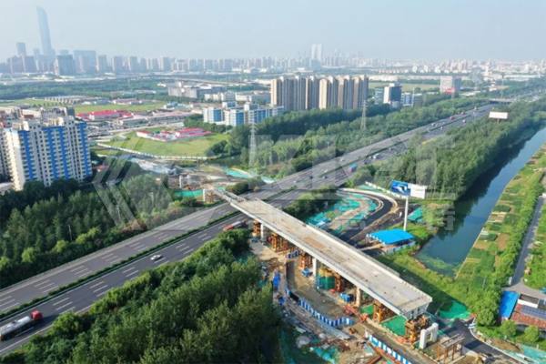 Walking intelligent lifting hydraulic system is used for synchronous lifting of steel box girder across expressways