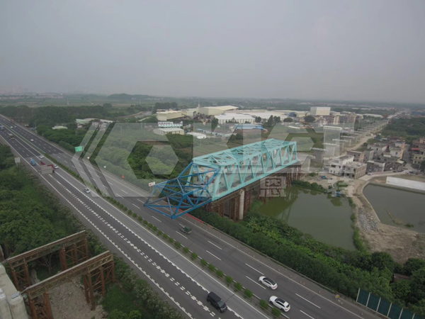 Walking intelligent lifting hydraulic system is used for synchronous lifting of steel box girder across expressways