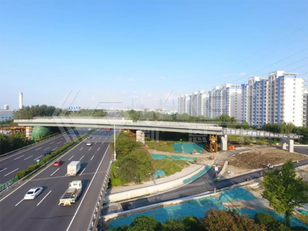 Walking intelligent lifting hydraulic system is used for synchronous lifting of steel box girder across expressways