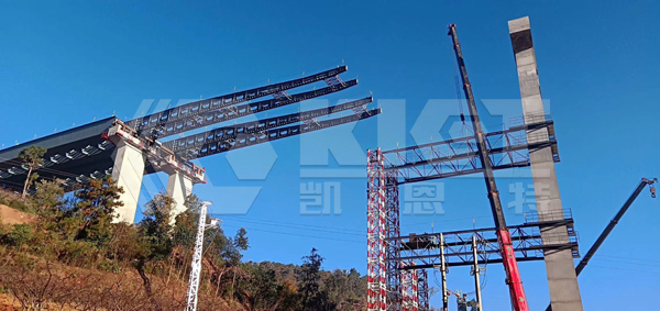 Walking intelligent lifting hydraulic system is used for synchronous lifting of cross-highway steel box girder
