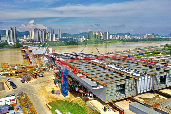 Walking intelligent lifting hydraulic system is used for synchronous lifting of steel box girder across rivers