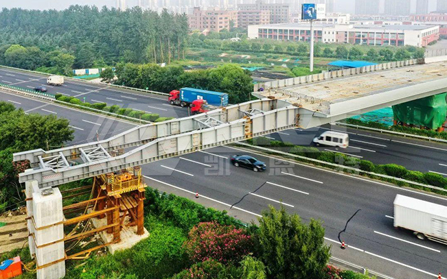 Walking intelligent lifting hydraulic system for synchronous lifting of steel box girder