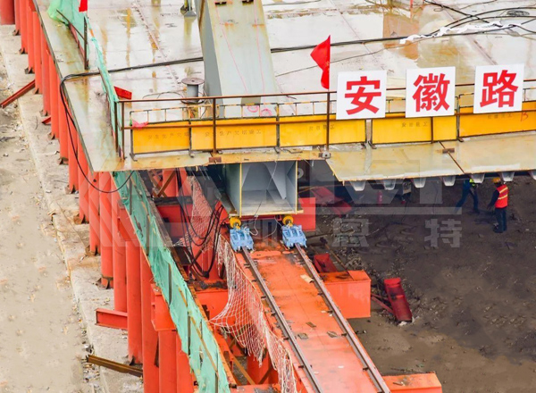 Synchronous Pushing in Bridge Construction