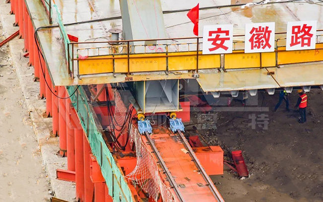 Applications of Rail-Clamping Synchronous Pushing Hydraulic Systems