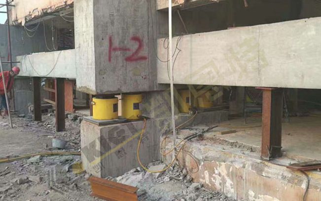 The 24-point synchronous lifting system is used for the lifting project of the 250,000-ton ore unloading terminal