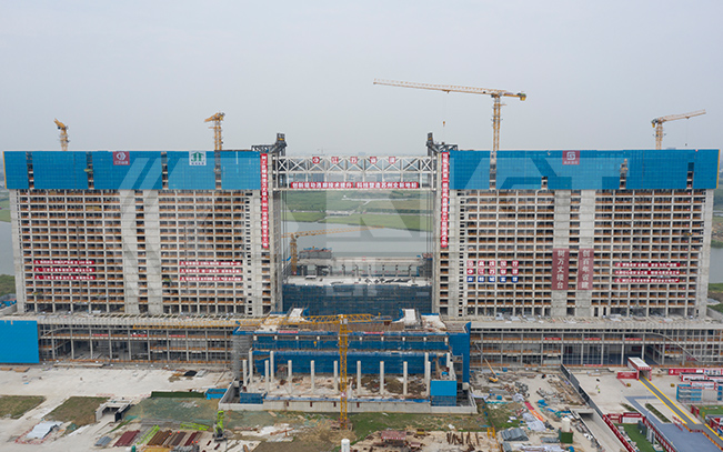 The synchronous lifting and installation of the large-span steel structure aerial bridge has been completed successfully