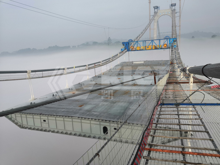 Suspension bridge steel box girder lifting