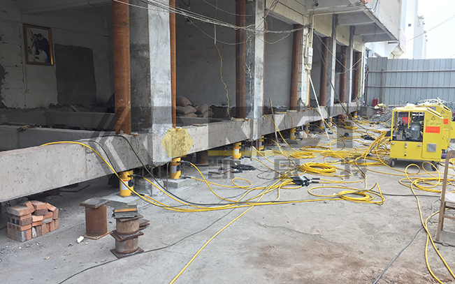 Large tonnage jack is used for house finishing and lifting construction