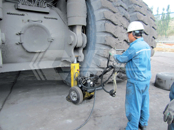 Mobile Hydraulic Lifting Jack for Lifting during Maintenance of Large Mining Trucks