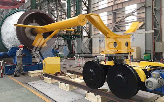 Intelligent mobile hydraulic lifting trolley is applied to the core installation (core piercing) of the petroleum refining heat  exchanger