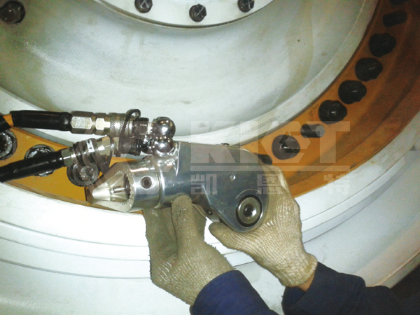 Hydraulic Torque Wrenches for Pre-tightening During Pressure Vessel Maintenance
