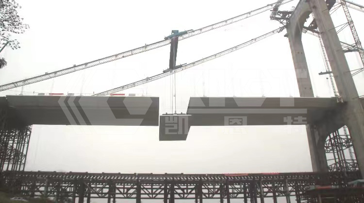 The last piece of steel box girder hoisting was successfully implemented