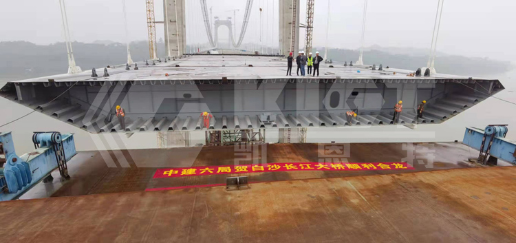 The last piece of steel box girder hoisting