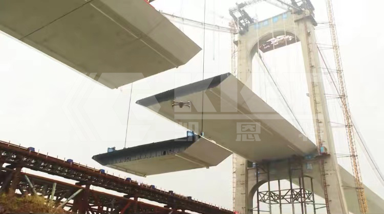 The last piece of steel box girder hoisting