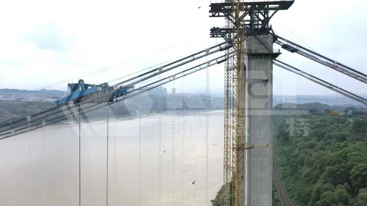 Suspension bridge steel box girder hoisting