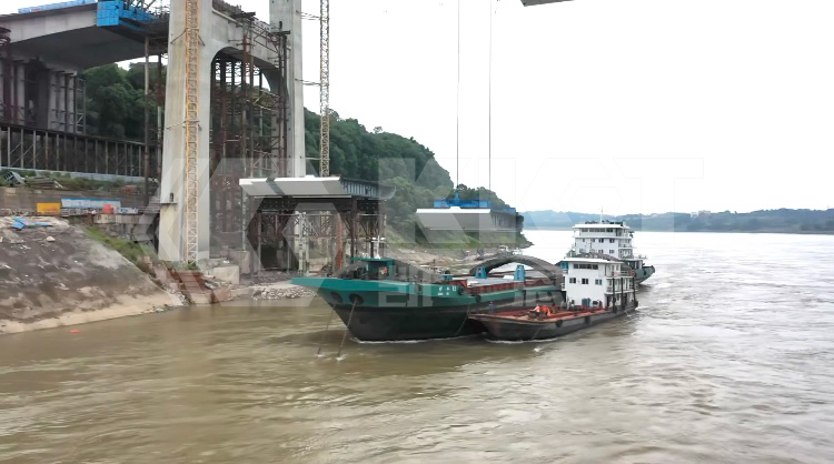 Suspension bridge steel box girder hoisting