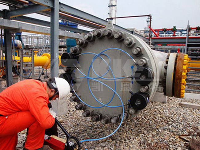 Hydraulic Bolt Tensioners for Valve Bolt Pre-tightening in Refineries