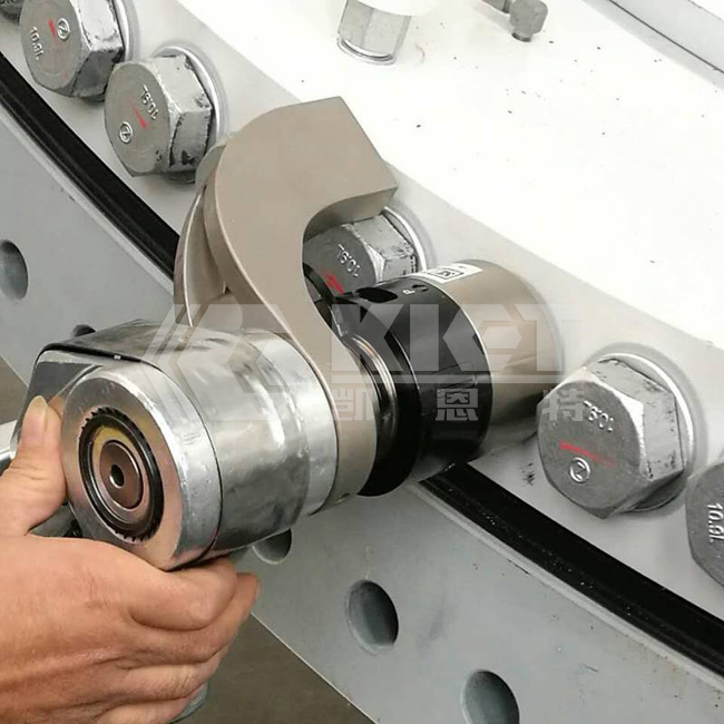 Using a Smart Digital Torque Socket in Conjunction with a Drive-Type Hydraulic Torque Wrench