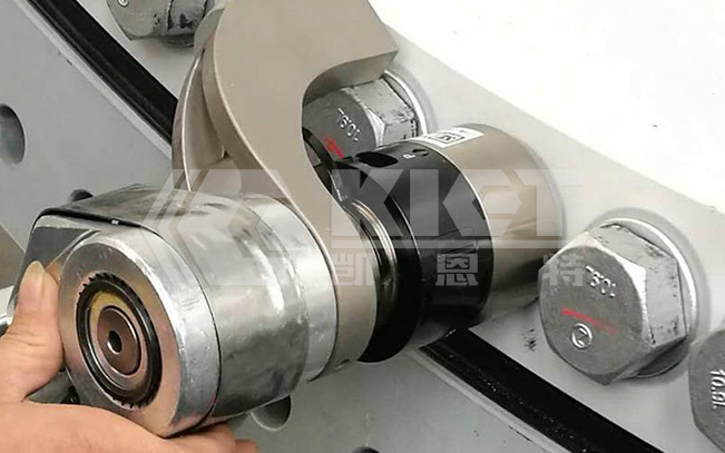 Using a Smart Digital Torque Socket in Conjunction with a Drive-Type Hydraulic Torque Wrench