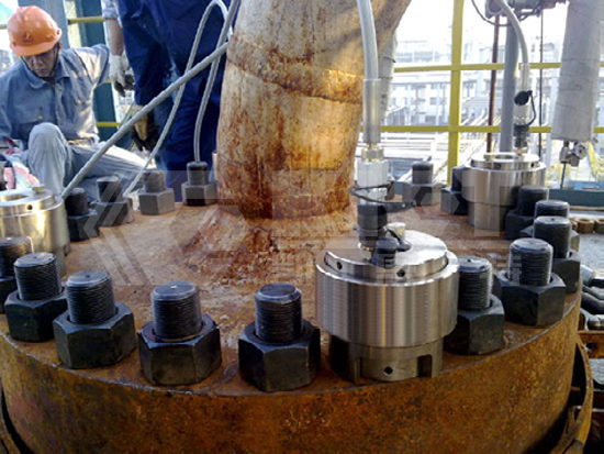 Synchronized Tensioning and Pre-tightening of Pressure Vessel Bolts