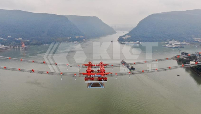 The first beam of Guojiatuo Bridge was successfully hoisted