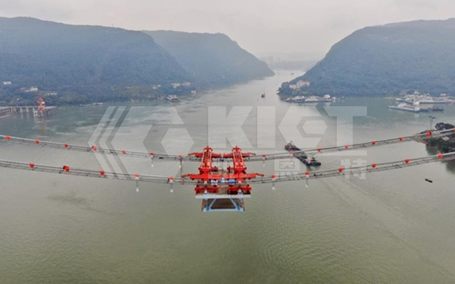 Steel Strand Synchronous Hoisting System Used for Steel Beam Erection of Guojiatuo Yangtze River Bridge