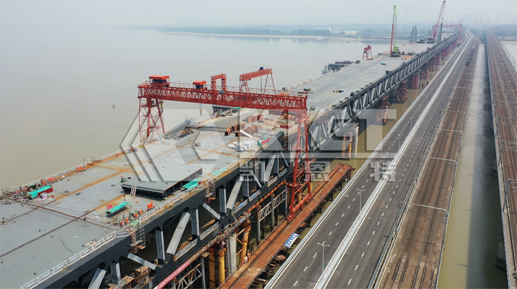 Walking Type Pushing Hydraulic System for Synchronous Launching of Steel Box Girders