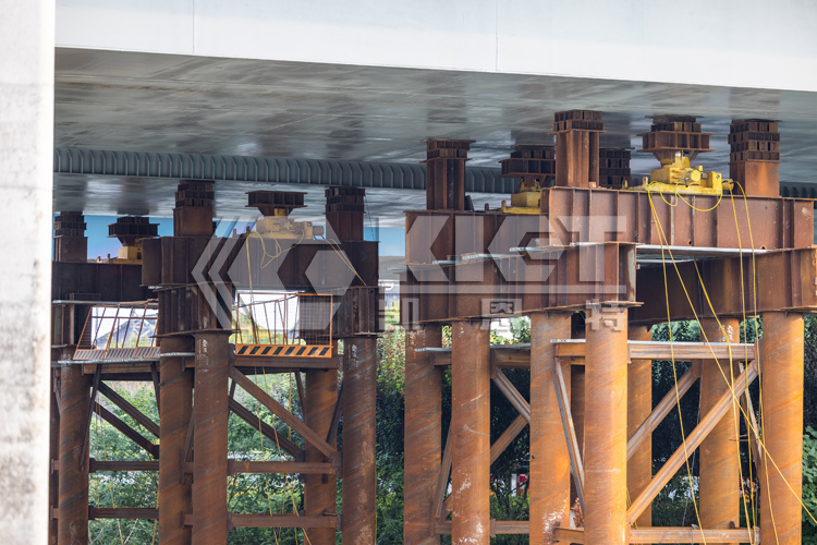Eight walking type pushing jack units were deployed for each single girder.