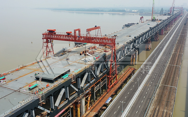 Walking Type Pushing Hydraulic System for Synchronous Launching of Steel Box Girders