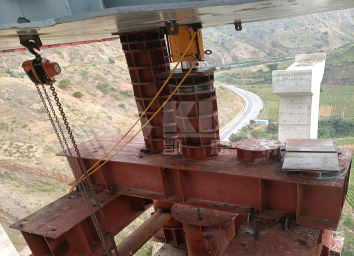 The hydraulic jacks for girder setting‑down have been installed in position
