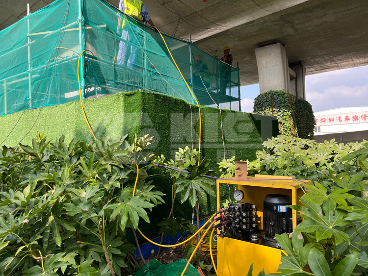 PLC‑Controlled Synchronous Jacking System for Overall Girder Lifting