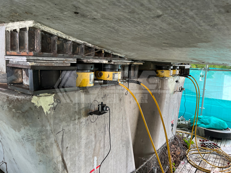 Placement of Hydraulic Cylinders for Synchronous Jacking of Elevated Ramp