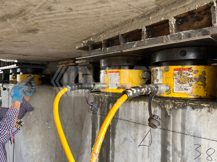 Placement of Hydraulic Cylinders for Synchronous Jacking of Elevated Ramp