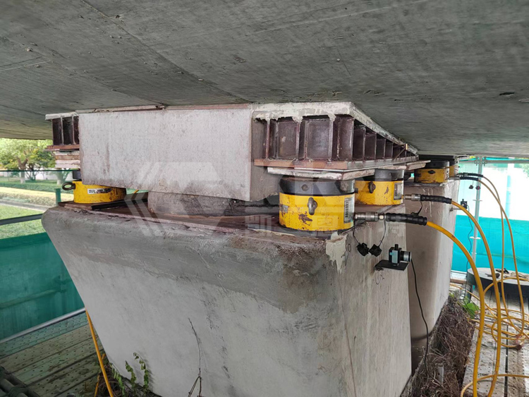 Placement of Hydraulic Cylinders for Synchronous Jacking of Elevated Ramp