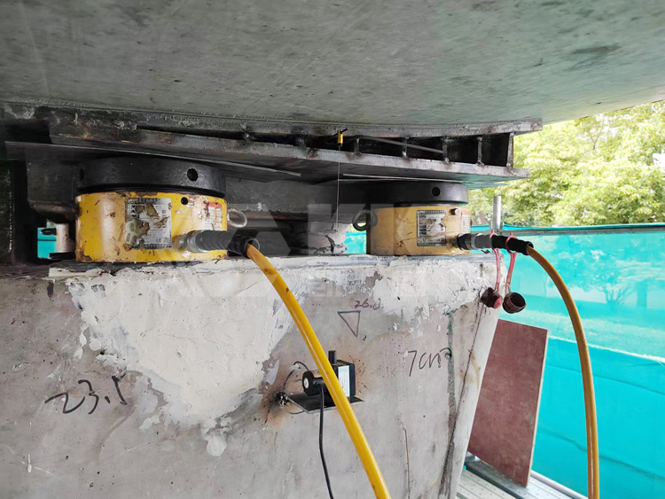Placement of Hydraulic Cylinders for Synchronous Jacking of Elevated Ramp