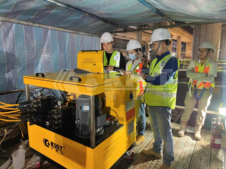 Intelligent Control Synchronous Lifting Hydraulic System in use