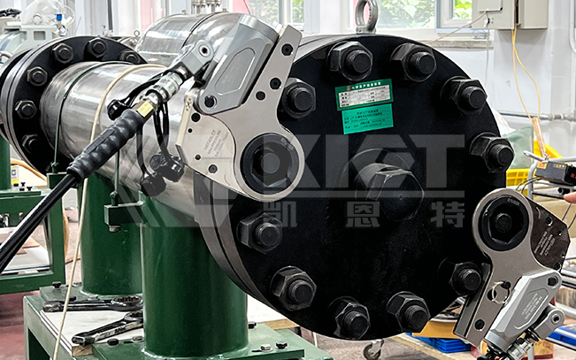 Hollow Hydraulic Torque Wrench with Two-Tool Operation for Synchronous Pre-tensioning of Flange Bolts in a Research Institute Laboratory